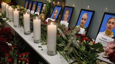 Bunga dan Lilin untuk Korban Pesawat Ukraine Airlines