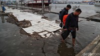 Air pasang laut yang menyebabkan rob di pemukiman Jakarta Utara.