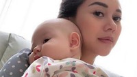 Beberapa waktu lalu Aura Kasih dan putri cantiknya liburan ke Bandung. (aurakasih/Instagram)