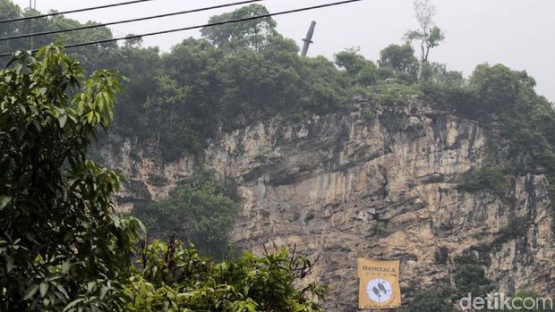 Sebuah belati raksasa tertancap di atas tebing Gunung Manik di Desa Citatah, Kabupaten Bandung Barat (KBB). Begini penampakannya.