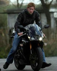 Pangeran Harry saat berkendara Triumph Daytona 675