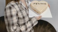 Pernah bergabung dengan girlgroup I.O.I, pose Chungha bersama kue tart berbentuk hati ini terlihat sangat lucu. Foto: Instagram @chungha_official