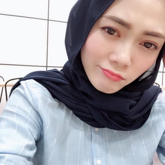 Mereka mengatakan hal-hal seperti mengapa kamu bermain video game? lebih baik bagimu jika kamu hanya memasak di dapur. Tidak ada pekerjaan yang harus kamu lakukan? saya mencoba untuk mengabaikan komentar penuh kebencian ini dan menjawab dengan mengatakan ini adalah pekerjaan saya. Saya bermain video game dan mencari nafkah sendiri sambil menghidupi keluarga saya, kata Lynda. Foto: Facebook