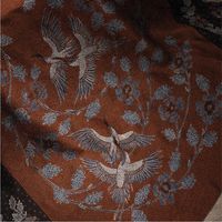 Motif Bangau dengan dasar cokelat/