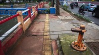 Jalur pemandu khusus disabilitas (guiding block) terhalang kawat dan instalasi pipa di trotoar kawasan Kuningan, Jakarta, Kamis (9/1/2020). Meski jalur pemandu khusus disabilitas telah banyak dijumpai di ibu kota, namun hingga kini penggunaannya masih belum maksimal, salah satunya karena desain yang tidak tepat. Duh, bukannya memberikan kemudahan, kok malah membuat sulit kaum disabilitas sih.