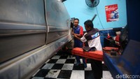Sejumlah bengkel mobil mengalami lonjakan permintaan layanan dibandingkan hari biasa. Layanan itu mulai dari derek, pengeringan kabin dan mesin, hingga penggantian suku cadang mobil yang terendam banjir.