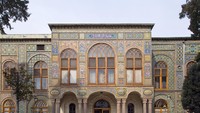 Bangunan lainnya adalah Golestan Palace yang merupakan kompleks bangunan kerajaan. Di bagian dalamnya traveler bisa melihat interior bergaya Tehran. Golestan Palace dijadikan tempat tinggal keluarga Dinasti Qajar pada abad ke-19. (iStock)