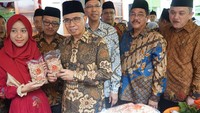 (Kiri-kanan) Ketua Dewan Komisioner Otoritas Jasa Keuangan (OJK) Wimboh Santoso didampingi Direktur Human Capital, General Support & Corporate Communication FIFGROUP Sutjahja Nugroho dan Deputy Chief of Corporate Affairs PT Astra International Tbk Riza Deliansyah melihat dari dekat produk dari usaha kecil dan menengah binaan Pesantren Raudlatut Thalibin Rembang.