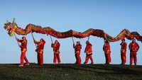 Sejumlah anggota komunitas Tionghia di Edinburgh, Skotlandia, tengah berlatih atraksi barongsai di Bukit Calton pada Rabu (8/1/2020) waktu setempat.