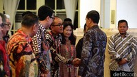 Jokowi menyalami para peserta raker.