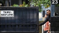 KPK sebelumnya menyegel ruang kerja Wahyu pagi ini. Hal tersebut dibenarkan oleh komisioner KPU, Viryan Azis. Sementara itu, KPK masih melakukan pemeriksaan intensif berkaitan dengan OTT yang salah satunya menjerat komisioner KPU Wahyu Setiawan. Saat ini total ada delapan orang, termasuk Wahyu, yang berada di KPK