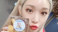 Tak hanya memiliki suara yang indah, Chungha juga sangat mahir menari. Ini pose lucunya bersama kentang goreng yang diberikan fansnya. Foto: Instagram @chungha_official