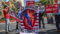 Aksi menolak perang juga terjadi di Filipina. Para demonstran mengecam tindakan Amerika Serikat yang menyerang Iran hingga menewaskan Jenderal Qassem Soleimani. Getty Images/Ezra Acayan.