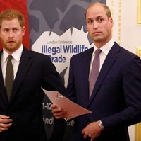 Orangtua Pangeran William dan Pangeran Harry bercerai pada 1996 karena sang ayah, Pangeran Charles, menjalin hubungan asmara dengan Camilla Parker sepanjang pernikahannya dengan Putri Diana. Mendiang ibu mereka pernah mengatakan bahwa Ada orang ketiga di pernikahan kami, jadi sedikit rumit. Pangeran Charles pun mengakui perselingkuhannya di 1994. Foto: Getty Images