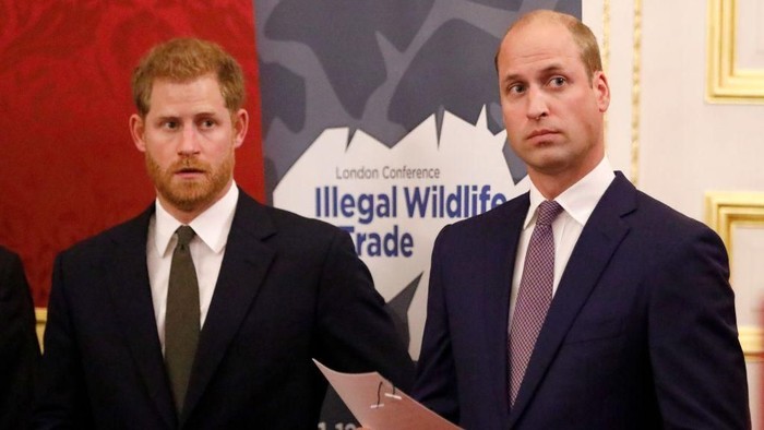 Pangeran Harry dan Pangeran WIlliam LONDON, ENGLAND - APRIL 04: (L-R) Prince Harry, Duke of Sussex, Prince William, Duke of Cambridge, Prince Charles, Prince of Wales and Sir David Attenborough attend the Our Planet global premiereat Natural History Museum on April 4, 2019 in London, England. (Photo by John Sibley - WPA Pool/Getty Images)