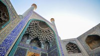 Masjid Imam terletak di dalam Naqsh-e Jahan Square dihiasi dengan susunan ubin yang rumit dan juga terdaftar sebagai Situs Warisan Dunia UNESCO.