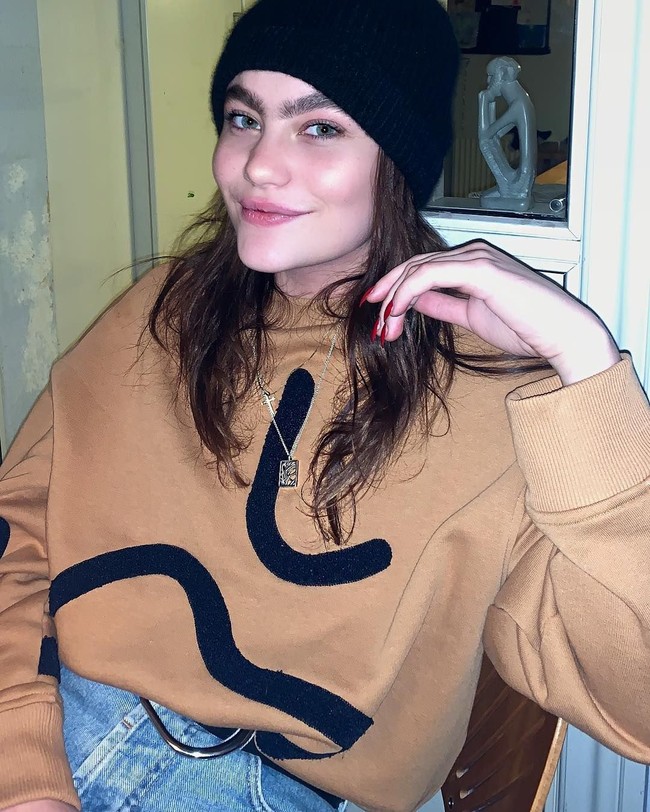 Meski mulai bisa menerima alis tebalnya, Sarah mengatakan banyak orang asing yang berkomentar tidak menyenangkan. Di publik dan tempat kerja, di mana ada banyak orang, aku merasa aku menyembunyikan alisku karena (khawatir) mereka akan takut dan menilaiku. Suatu hari, empat wanita di bis memfotoku dan meneriakiku. Orang-orang di internet aneh dan menulis komentar negatif,  Foto: Instagram @_sarahmarieclark_