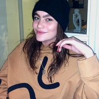 Meski mulai bisa menerima alis tebalnya, Sarah mengatakan banyak orang asing yang berkomentar tidak menyenangkan. Di publik dan tempat kerja, di mana ada banyak orang, aku merasa aku menyembunyikan alisku karena (khawatir) mereka akan takut dan menilaiku. Suatu hari, empat wanita di bis memfotoku dan meneriakiku. Orang-orang di internet aneh dan menulis komentar negatif,  Foto: Instagram @_sarahmarieclark_