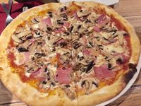 Ngemil Pizza Italia yang Renyah, Enak dan Murah di Ubud