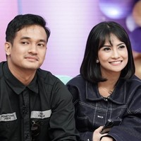 Dalam wawancara dengan Denny Sumargo di YouTube, Vanessa Angel mengatakan Bibi-lah orang pertama yang menemuinya di kantor polisi setelah dia diamankan kepolisian. Dia (Bibi) dateng. Waktu gue ketangkep, orang pertama yang dateng temuin gue itu laki gue, ya, bukan orang tua gue, bukan manajer. Bibi yang dateng ke Surabaya, ujar Vanessa.Foto: Foto by: Marianus Harmita/Insertlive