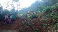 Evakuasi material tanah longsor di jalur wisata Dieng dikebut. Badan Penanggulangan Bencana Daerah (BPBD) Banjarnegara mengerahkan tiga alat berat untuk membuka akses jalur wisata tersebut.