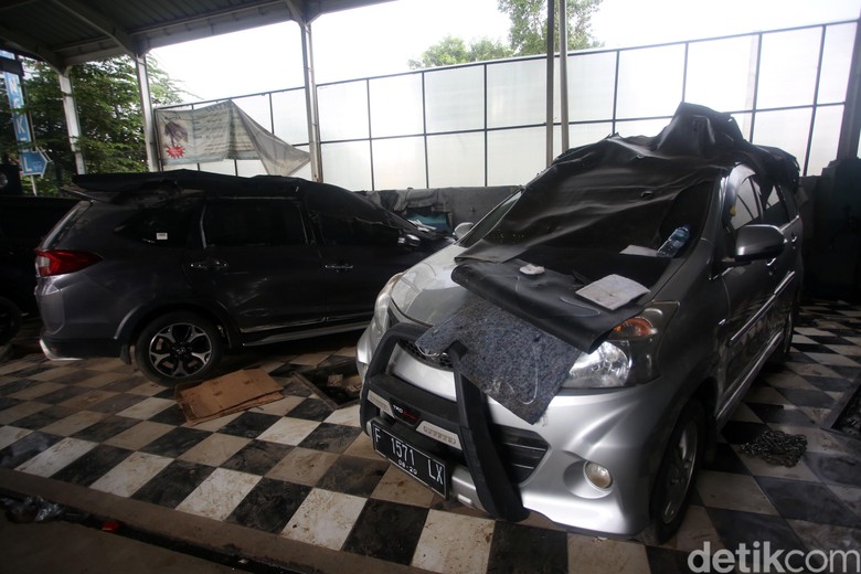 Melihat Perbaikan Mobil Akibat Terendam Banjir Montir memperbaiki mobil yang sempat terendam banjir, di bengkel mobil Sapta Jati Asih, Bekasi, Jawa Barat, Kamis (9/1/2020). Sebanyak 25 mobil yang terendam banjir diperbaiki di sini dengan biaya mulai Rp 2 juta hingga Rp 10 juta tergantung jenis kerusakan dan penggantian komponen.