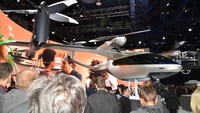Begini penampakan mobil terbang dari Hyundai yang mejeng di pameran teknologi CES 2020 di Las Vegas, AS. Mobil terbang yang dipamerkan Hyundai di CES 2020, merupakan model S-A1. Kendaraan ini menggunakan model baling-baling seperti pesawat turboprop, dengan empat rotor di kedua sayap depan dan sayap belakang. Mobil terbang ini diklaim punya kecepatan hingga 290 km/jam.