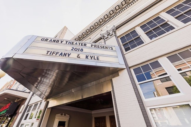 Pemberkatan dan resepsi pernikahan Tiffany dan Kyle ini dilangsungkan di sebuah teater di Norfolk, VA, Amerika.  Foto: dok. dragon photo studio