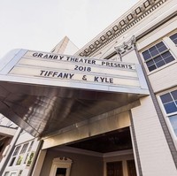 Pemberkatan dan resepsi pernikahan Tiffany dan Kyle ini dilangsungkan di sebuah teater di Norfolk, VA, Amerika.  Foto: dok. dragon photo studio