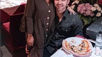 Foto ini adalah momen saat Roy Geurts berulang tahun. Cita Citata pun merayakannya dengan makan malam romantis. Cita juga memberikan kejutan berupa kue ulang tahun. Foto: Instagram @rygrts