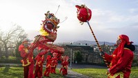 Latihan atraksi barongsai tersebut dilakukan untuk menyambut Tahun Baru Imlek 2571/2020.