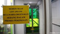 Namun lift JPO masih belum bisa digunakan karena masih dalam proses pengerjaan oleh tim teknis.
