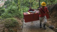 Ada pula warga yang mengevakuasi barang-barangnya di Kampung Sinar Harapan, Desa Harkat Jaya, Kecamatan Sukajaya, Kabupaten Bogor, Jawa Barat, Kamis (9/1/2020).