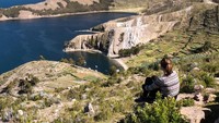 Beberapa kegiatan wisata lainnya yang bisa dilakukan di Danau Titicaca seperti naik sepeda mengeliling di perbukitan di tepian danau, naik perahu dan mengunjungi pulau-pulau di atas danaunya. (iStock)
