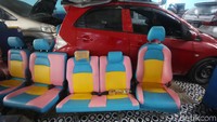 Sebanyak 25 mobil yang sempat terendam banjir diperbaiki di bengkel Sapta Jati Asih, Bekasi, Jawa Barat.