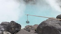 Kamado Jigoku sering disebut dapur neraka. Saking panasnya, kamu bisa merebus beberapa bahan makanan dari mata air ini. Pengunjung tinggal membeli bahan makanan di gerai yang sudah disediakan. (iStock)