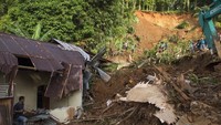 Longsor akibat cuaca ekstrem juga menerjang kampung Lebo, Kabupaten Kepulauan Sangihe, Sulawesi Utara. Banjir bandang yang terjadi pada Jumat, 3 Januari tersebut mengakibatkan tiga warga meninggal dunia, 8 luka-luka, 300 lebih warga mengungsi, puluhan rumah rusak serta mengisolir sebuah desa dengan 174 Kepala keluarga. ANTARA FOTO/Stenly Pontolawokang.