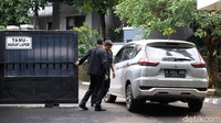 Gerbang perumahan warna hitam tampak ditutup. Beberapa personel satpam bersiaga berjaga di pos yang ada di beberapa meter dari gerbang. Sesekali satpam keluar pos membukakan pintu gerbang warna hitam. Sejumlah kendaraan diperbolehkan masuk dengan melalui pengecekan terlebih dahulu.