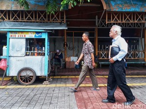 PDIP: Anies Tak Bijak Kalau Keluarkan Pergub Baru Tata PKL di Trotoar