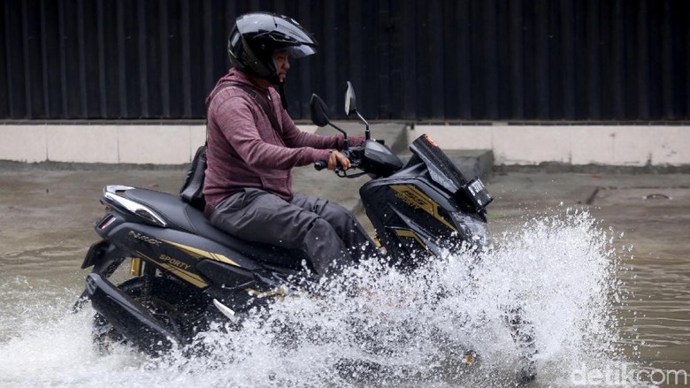 Ilustrasi motor melintas di banjir Foto: Agung Pambudhy/detikoto Ilustrasi motor melintas di banjir Foto: Agung Pambudhy/detikoto
