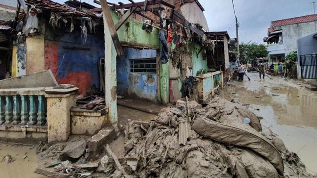 Pondok Gede Permai Usai Banjir: Lumpur Mengendap, Sampah Nyangkut di Genteng