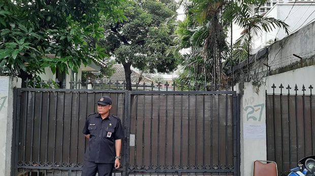 Beberapa satpam berjaga di depan gerbang Gedung KPU.