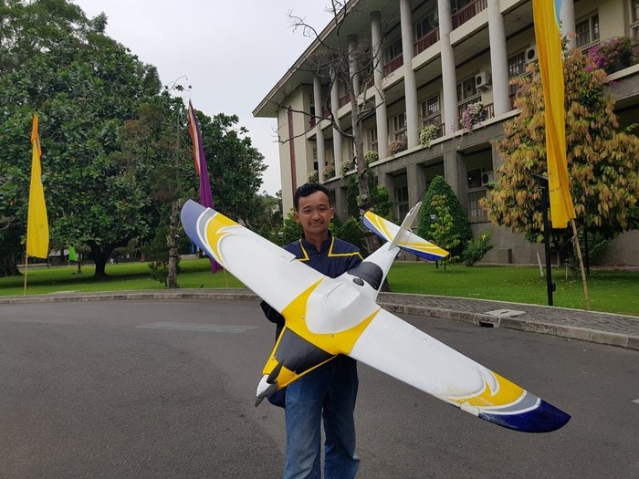Inovasi sistem pembasmi hama menggunakan drone karya Peneliti FMIPA UGM. Foto: UGM Inovasi sistem pembasmi hama menggunakan drone karya Peneliti FMIPA UGM. Foto: UGM