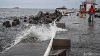 Terlihat gelombang yang cukup tinggi menerjang kawasan pelabuhan.