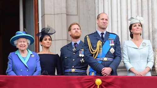 LONDON, ENGLAND - JULY 10:  Queen Elizabeth II, Meghan, Duchess of Sussex, Prince Harry, Duke of Sussex, Prince William Duke of Cambridge and Catherine, Duchess of Cambridge watch the RAF 100th anniversary flypast from the balcony of Buckingham Palace on July 10, 2018 in London, England. (Photo by Paul Grover - WPA Pool/Getty Images)