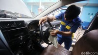 Lumpur yang menempel di kemudi juga dibersihkan.