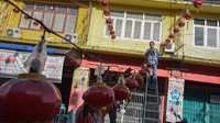 Sejumlah warga memasang lampion untuk persiapan Imlek di Jalan Karet Kota Pekanbaru, Riau, Rabu (8/1/2020). ANTARA FOTO/FB Anggoro.