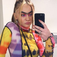 Sarah sebelumnya selalu mencabut alis minimal seminggu sekali karena pertumbuhannya yang sangat lebat. Tapi semenjak Maret 2019, ia memutuskan untuk meninggalkan alat cabut alis untuk membiarkan tumbuh secara natural. Foto: Instagram @_sarahmarieclark_