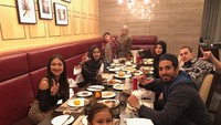 Bersama adik dan anak-anaknya, Ayu makan di sebuah restoran. Nampak ada Axel saat itu yang mengenakan peci hitam. Foto: Instagram ayukhadijahazhari