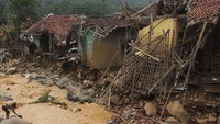 Sejumlah rumah warga rusak berat diterjang banjir bandang yang melewati Sungai Ciberang di Kampung Lebak Gedong, Cipanas, Lebak, Banten, Kamis (2/1/2020). Menurut Kapolres Lebak AKBP Andre Firman ratusan rumah rusak akibat diterjang banjir bandang dan tertimpa longsor, 8 orang hilang, dan ratusan orang mengungsi ke tempat yang lebih aman. ANTARA FOTO/Weli Ayu Rejeki.